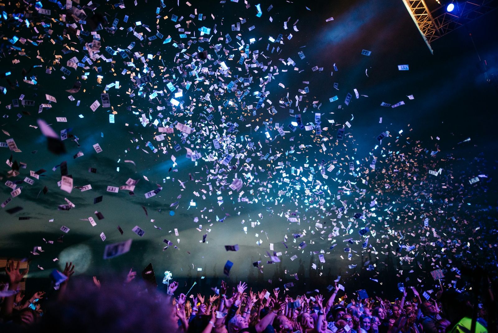 Confetti boven het publiek
