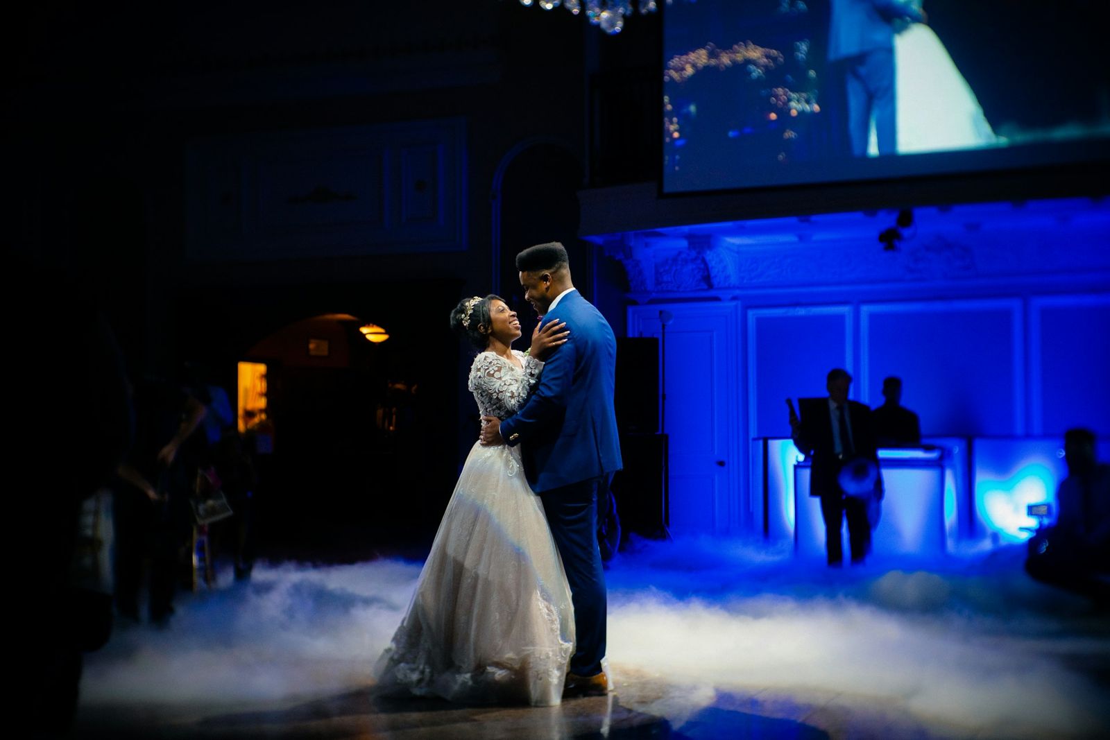 Bruidspaar danst op een wolk van rook
